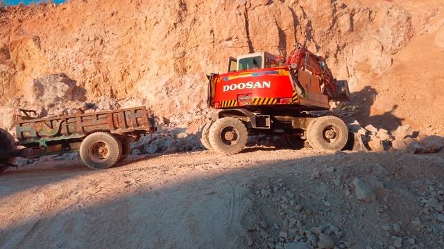 DOOSAN Solar 130wv excavator machine loding tractor trali for stones смотреть онлайн