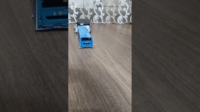 прибытие 3 автобусов на остановку 