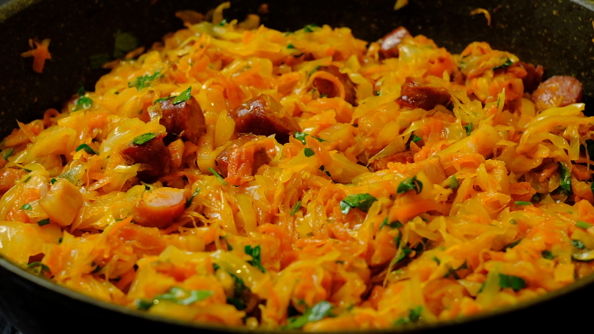 Сытный ужин за полчаса: тушеная капуста с копченой грудинкой и охотничьими колбасками