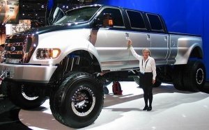 Большущий серийный автомобиль Ford F650.