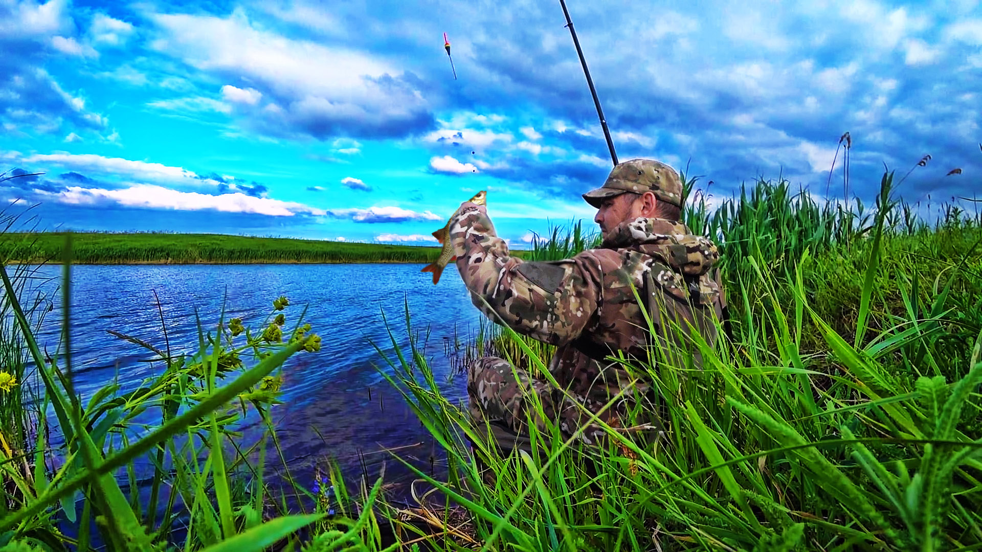 ПОПЛАВОК НЕ УСПЕВАЕТ ВСПЛЫВАТЬ ОТ ПОКЛЁВОК! РЫБАЛКА НА ПОПЛАВОК смотреть онлайн