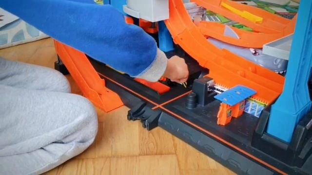 Hot wheels city ULTIMATE GARAGE with shark// ХОТ ВИЛС Ультимэйт гараж с акулой смотреть онлайн