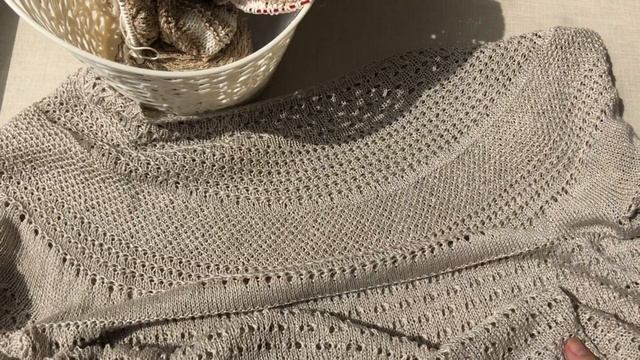 Круглая кокетка спицами сверху. Влог про вязание смотреть онлайн