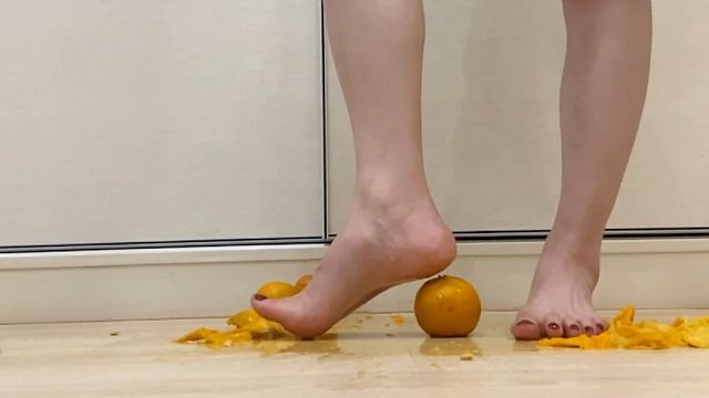 food crush 女巨人踩踏小人们的橘子星球 Giantess tramples on oranges смотреть онлайн