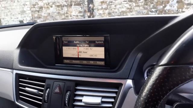 Mercedes E250 upgraded with a reversing camera смотреть онлайн
