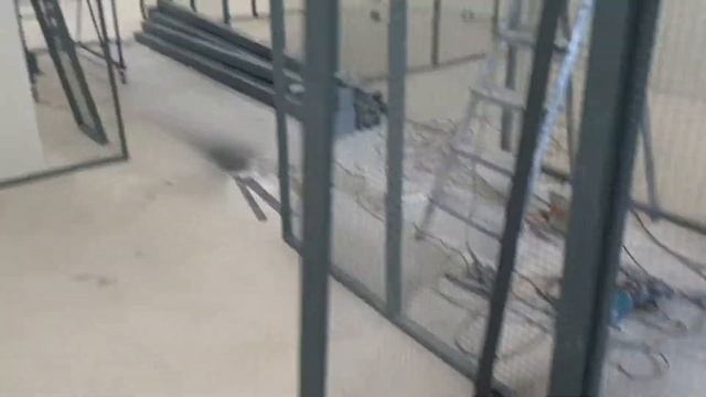 Перегородка из сварной сетки в раздевалке. смотреть онлайн