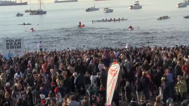 В Ванкувере более тысячи человек искупались в ледяной воде смотреть онлайн