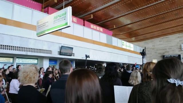 Гимн в аэропорту Днепропетровска смотреть онлайн