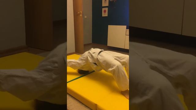 Отрабатываем борцовский мост со стойки на голове смотреть онлайн