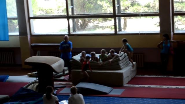 Спортивная Гимнастика Прыжок через козла смотреть онлайн