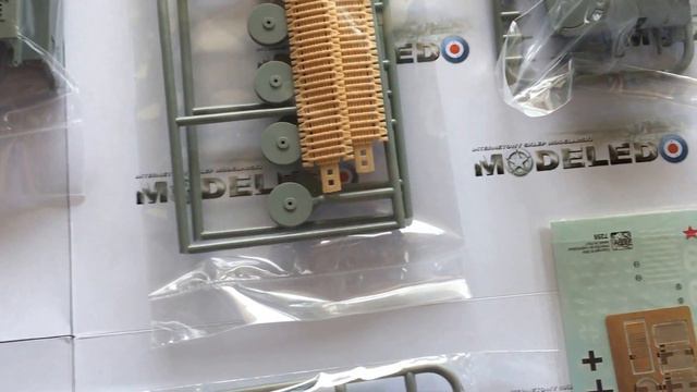 In box - Model Dragon 7256 E-100 Heavy Tank by Modeledo.pl смотреть онлайн
