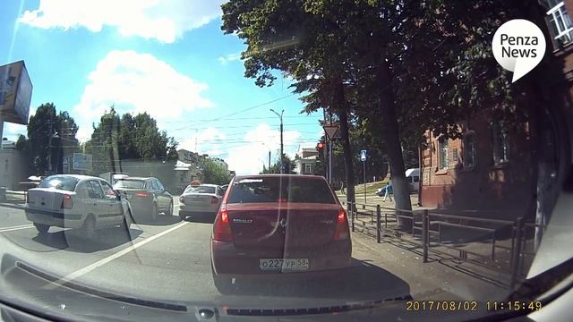 Таксист-автохам в Пензе за 18 секунд дважды нарушил ПДД смотреть онлайн