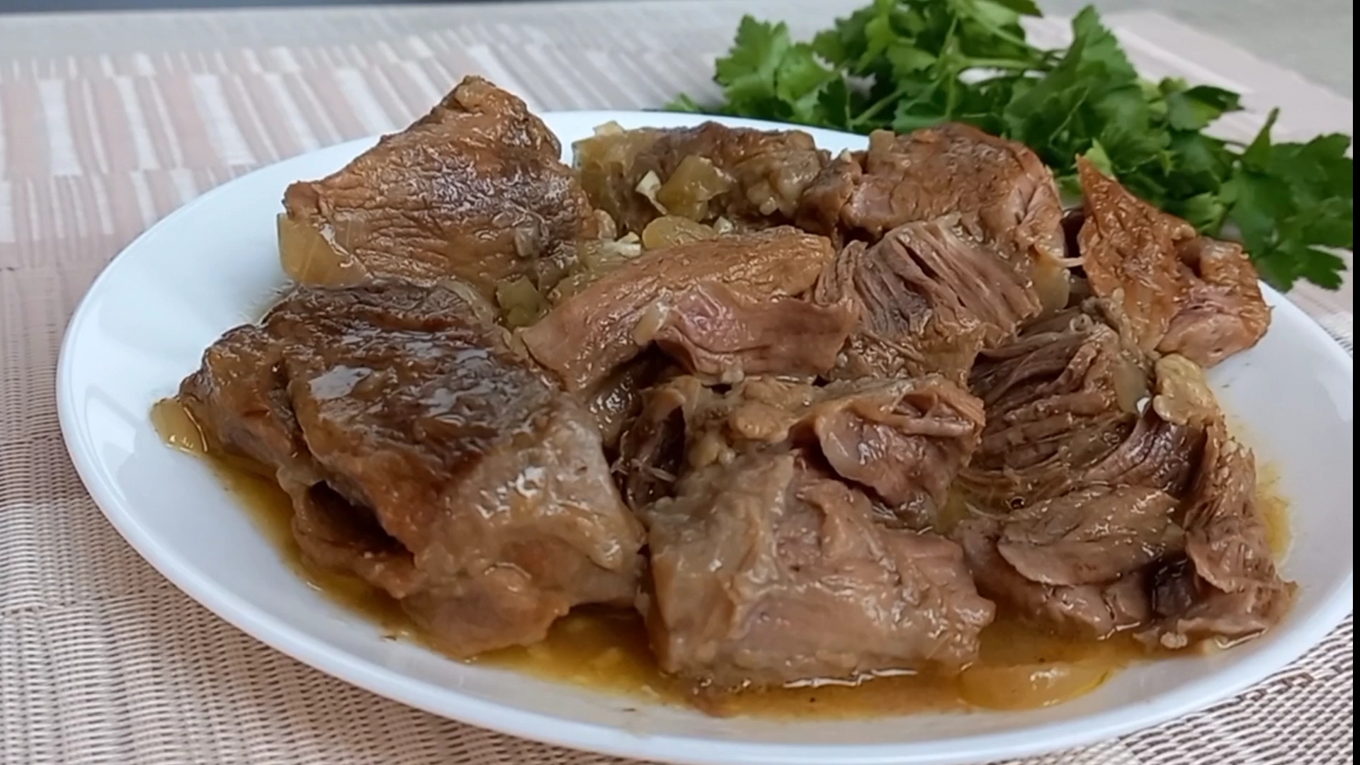 МЯСО по КРЕМЛЕВСКИ Вкуснейшая ТОМЛЕНАЯ ГОВЯДИНА Это нежное сочное МЯСО просто тает во рту! смотреть онлайн