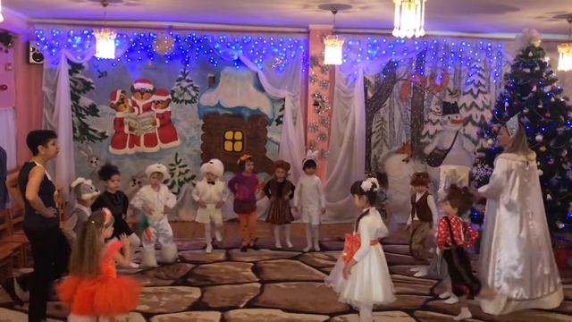 Ева белочка. Утренник в детском саду Новый год - детский влог смотреть онлайн