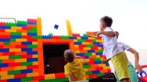 Влад и Никита строят трехэтажный дом из цветных блоков