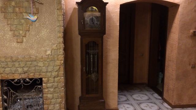 Часы напольные в дубовом корпусе с боем Tempus Fugit смотреть онлайн