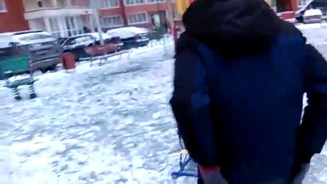 чуваки катаются с санок смотреть онлайн