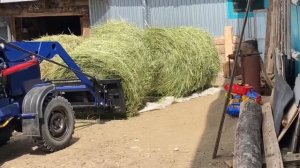 Минитрактор 4х4  фронтальный погрузчик в работе. Поднимаю рулоны сена на сеновал