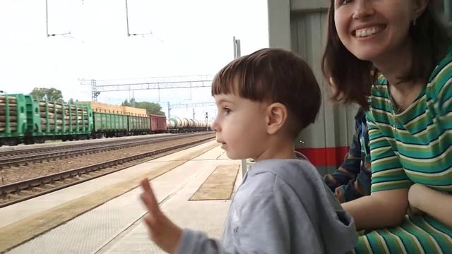 Стёпа смотрит электрички и поезда (2 навстречу) смотреть онлайн