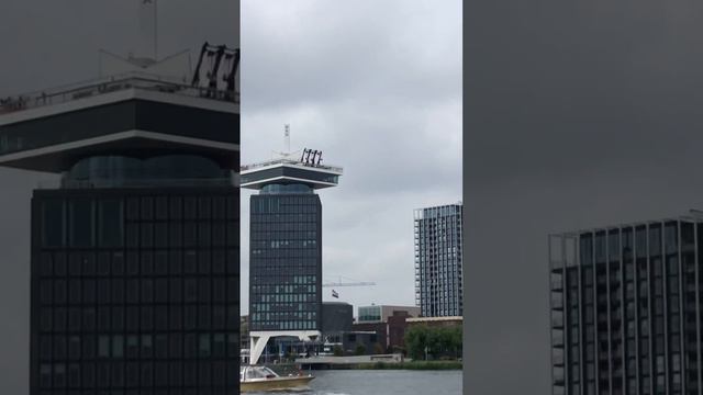 Вокзал Амстердама, ограничена с одной стороны зданием вокзала, а с другой – частью Открытой Гавани. смотреть онлайн