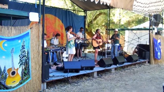 Mike and Ruthy's Band in a Box accompany Lucy D'Mot смотреть онлайн