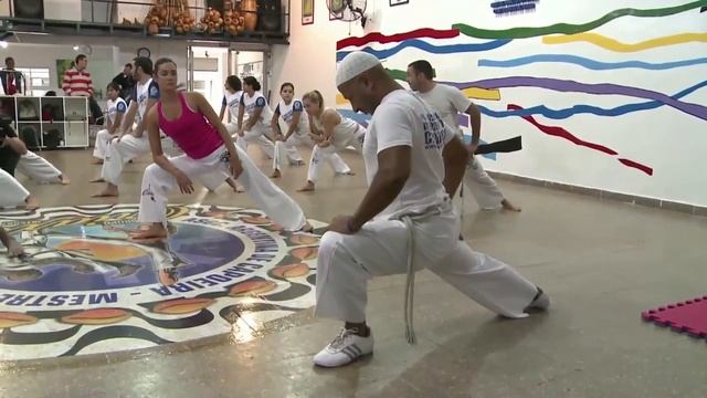 NOTA Luana Hervier haciendo Capoeira - Casa Club TV смотреть онлайн
