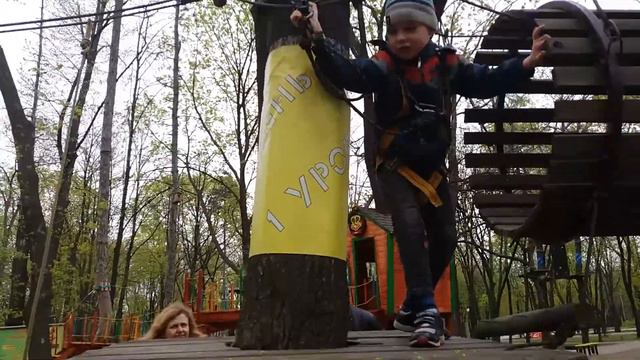Саша проходит 1 уровень в верёвочном парке Лень в пень/Небольшой отдых на Пасху смотреть онлайн