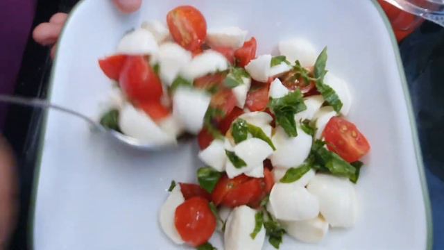 Classic Caprese Salad | смотреть онлайн