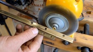 Рабочий стол из старого пианино.