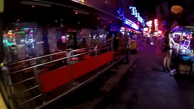Прогулка по улице разврата Soi Cowboy. Салат Pad Thai - шедевр таиской кухни. смотреть онлайн