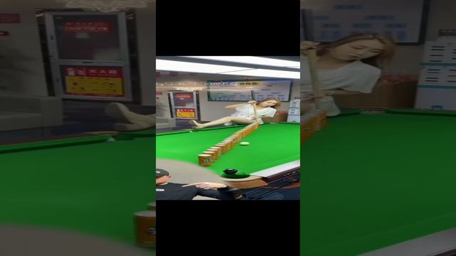 Девушка делает финт, трюк с Fanta на бильярдном столе #short #shorts смотреть онлайн