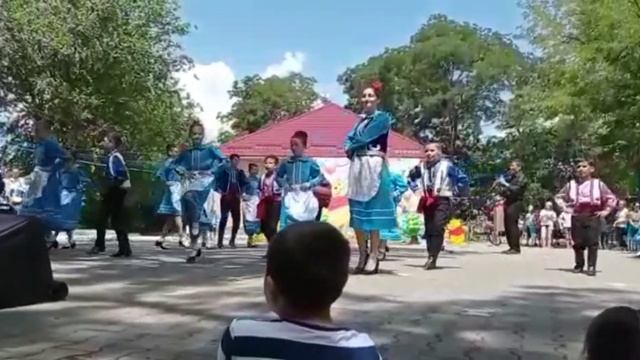 Ансамбль Gagauzlar с песней-танцем "Çekirgä".День Защиты детей в г.Вулканешты(2022г.) смотреть онлайн