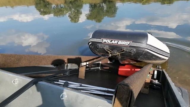 Спуск лодки с прицепа Полар Бёрд одной рукой на Дону смотреть онлайн