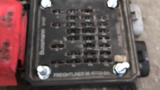 Вскрыл блок предохранителей а там все плохо FREIGHTLINER m2 смотреть онлайн