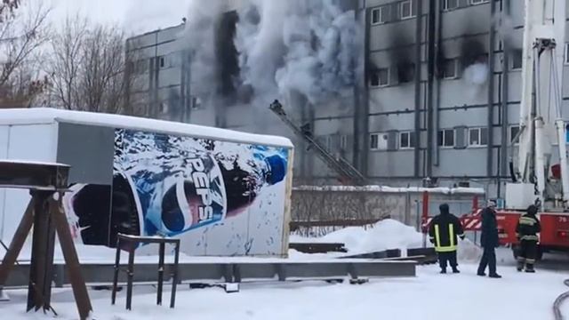 Мощный пожар охватил фабрику в Тольятти смотреть онлайн