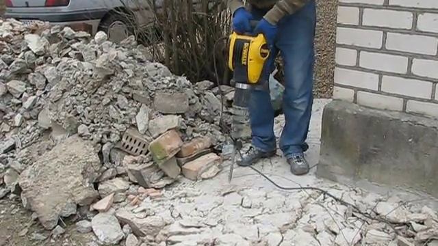 Отбойный молоток DeWALT в работе смотреть онлайн