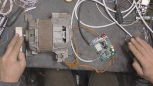 Стабилизатор оборотов двигателя с последовательным возбуждением и педаль управления оборотами.