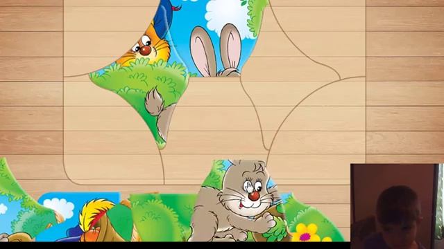 Собирает пазл сам малыш на компьютереAssemble the puzzle himself kid on the computer.mp4