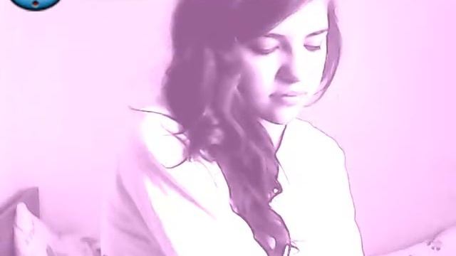 Девочка с милой улыбкой подпевает : Ахра- карие глаза смотреть онлайн