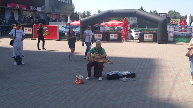 Гусляр-сектант поёт в центре города Бельцы смотреть онлайн