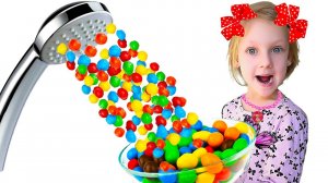 Папа хочет конфеты, Настя приняла Волшебный душ из m&m's