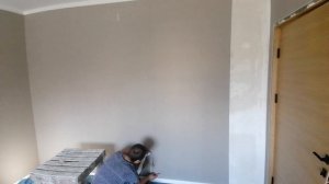 Процесс поклейки обоев методом двойного реза. Как клеить обои чтобы не было видно стыков.