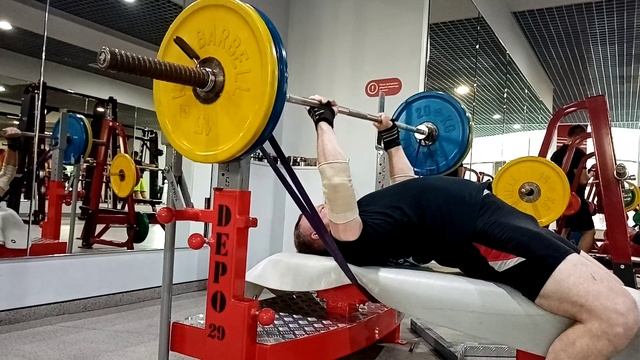 Жим Кравцова узким хватом, резина снизу 90 на 3 смотреть онлайн