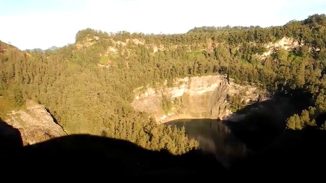 Остров Флорес - цветные озера вулкана Келимуту смотреть онлайн