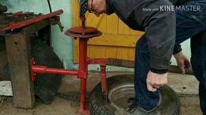 Как разбортировать колесо на самодельном устройстве