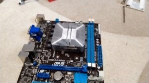 Как снять прикипевший или прилипший радиатор с процессора материнской платы компьютера.