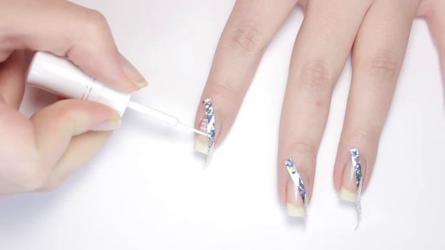 4 Cool, Easy & Minimal DIY Nail Art Designs
