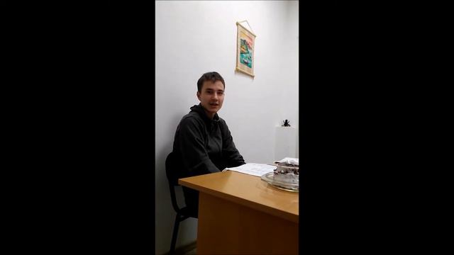 Анатолий читает фразы на английском без акцента