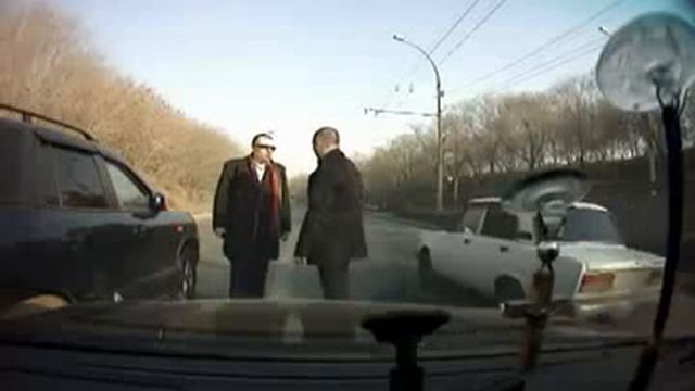 old bully taught a lesson roadrage in Russia after fender bender YouTube смотреть онлайн