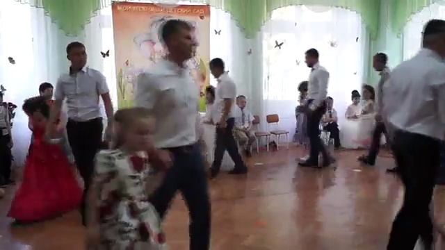 Танец пап и дочек. Выпускной д/с 166 г. Казань. 31.05.2016 смотреть онлайн
